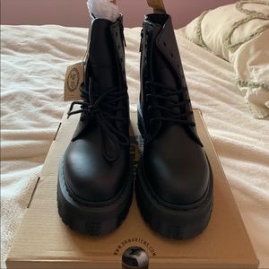 Brand New Dr Martens Vegan Jadon II, 7